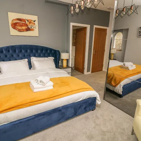 Semesterbostad Ellie's *